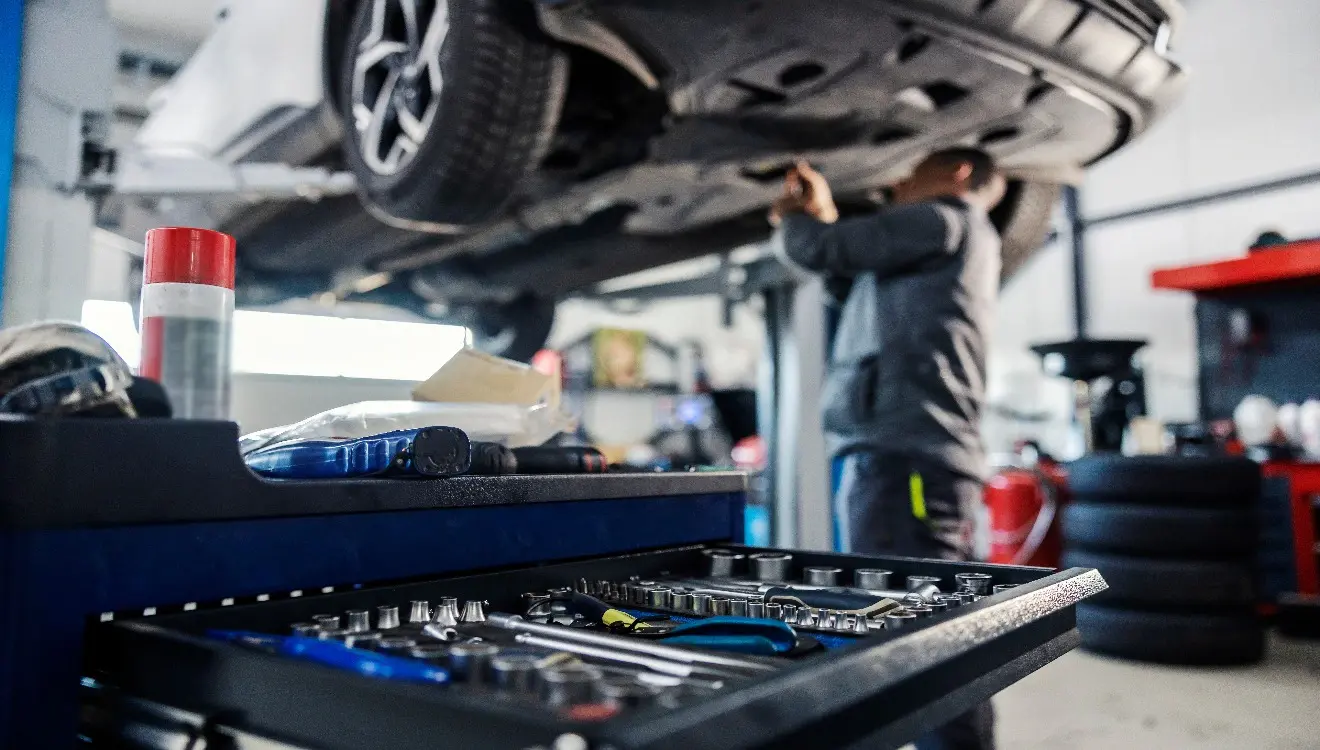 Depuis plus de 30 ans, le Garage Breton à Terranjou accompagne les automobilistes pour l’entretien, la réparation, la carrosserie et la peinture de véhicules toutes marques.